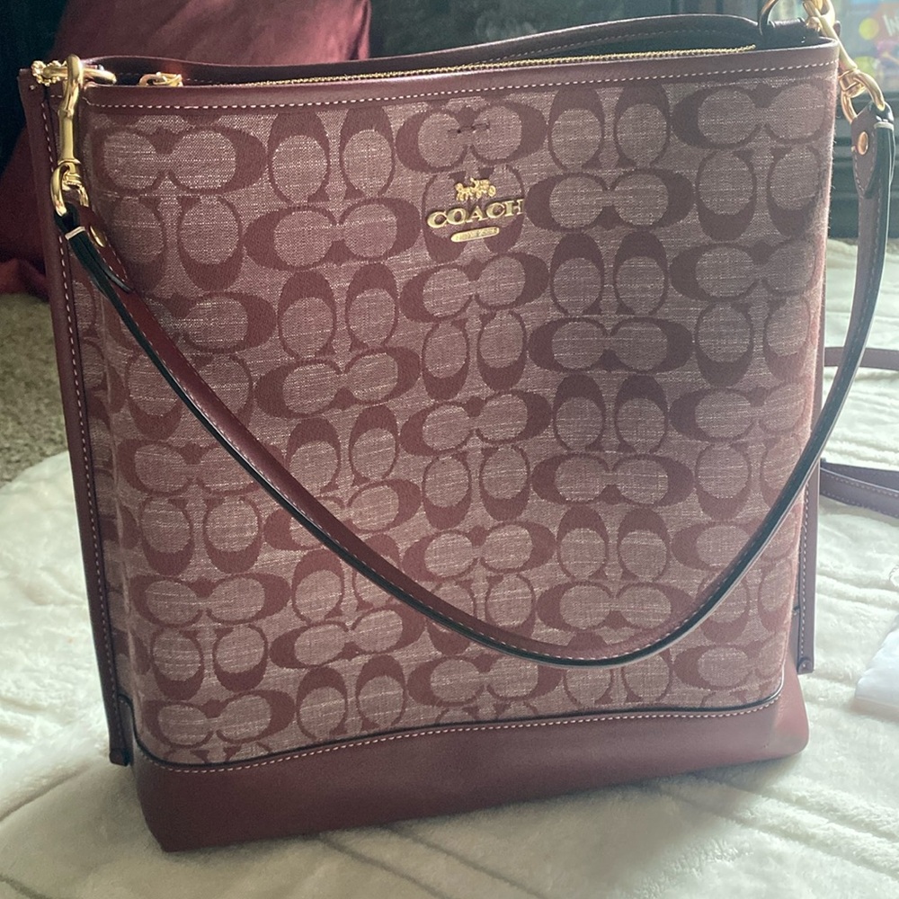 Coach
New, not used. Small repair needed
MOLLIE BUCKET BAG IN SIGNATURE CHAMBRAY